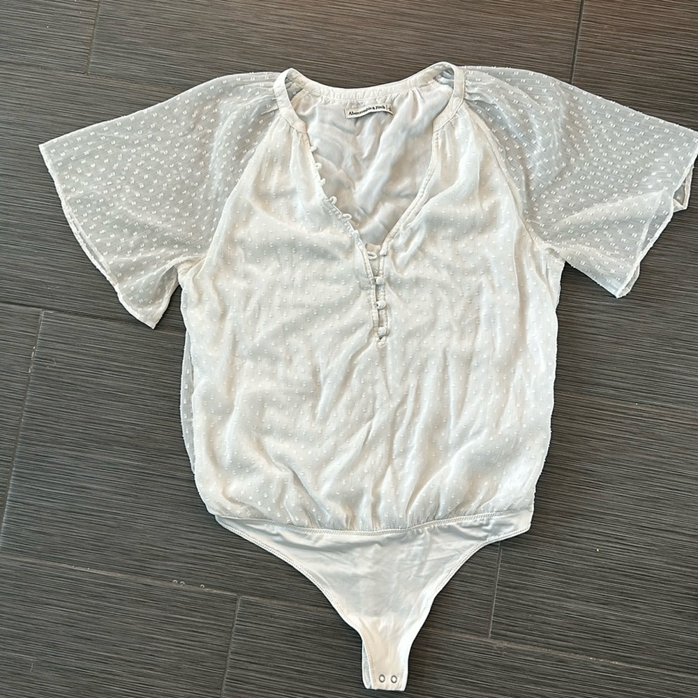 EUC Abercrombie & Fitch Dot Ivory Flutter Sleeve Bodysuit Size large